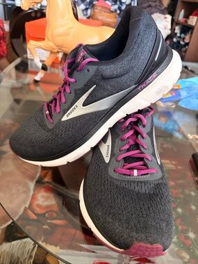 Brooks Women's Black and Pink/ Magenta Running Shoes